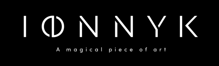Logo IONNYK baseline fond noir
